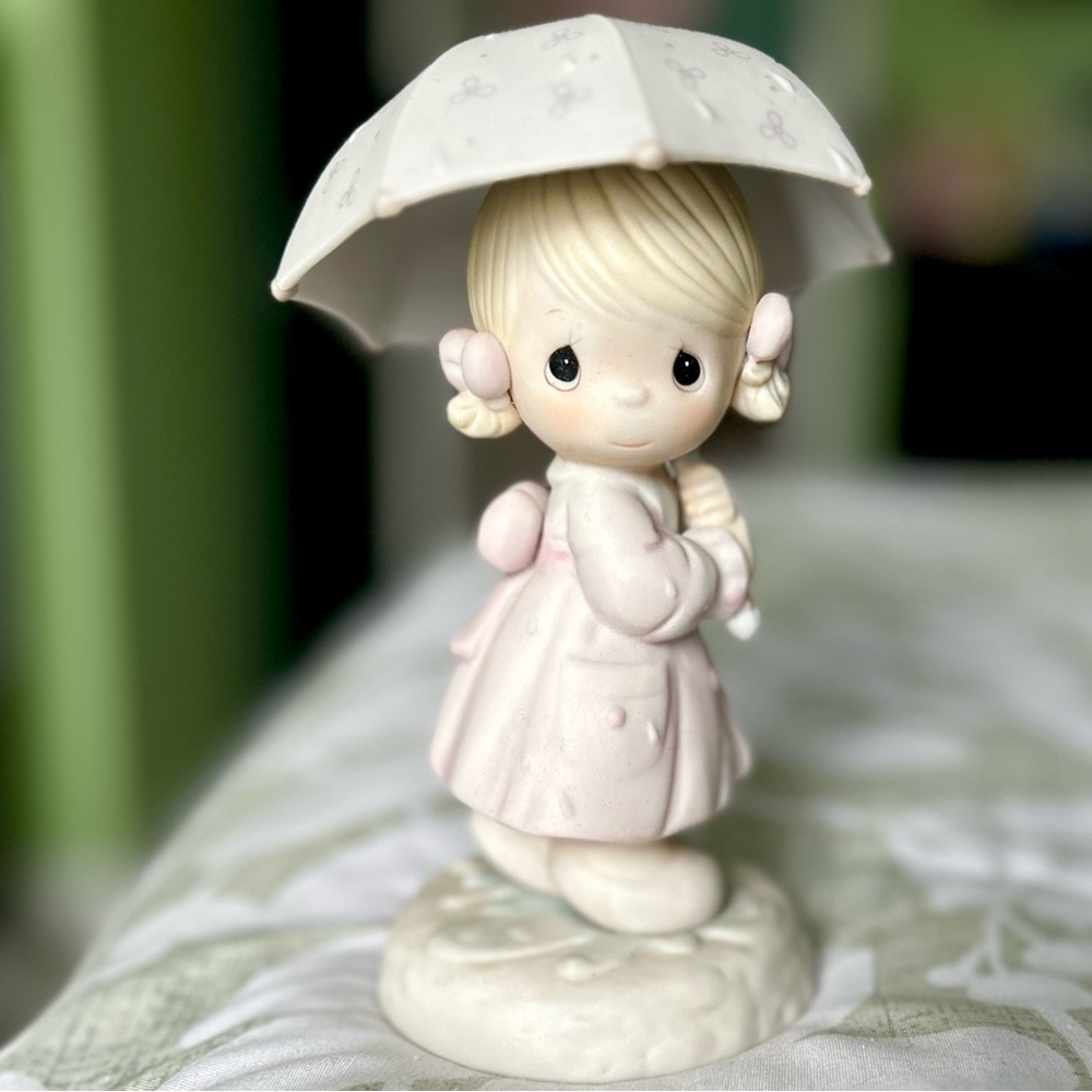 VTG Enesco Precious Moments Girl Under Umbrella April Month Motif Figurine - Picture 7 of 13